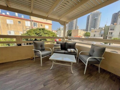2BR boutique apartment w balcony