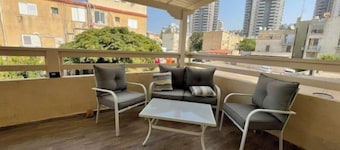 2BR boutique apartment w balcony