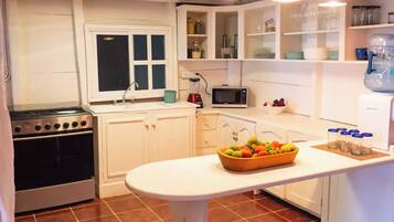 Micro-ondes, four, plaque de cuisson, cafetière/bouilloire