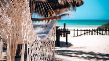 Chaises longues, serviettes de plage