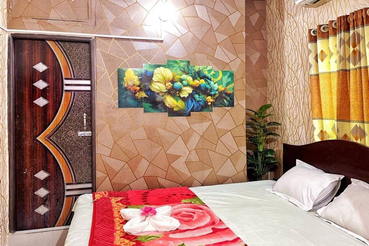 Ein Hotelzimmer mit einem Bett, einer Zierwand und einer Wand mit geometrischem Muster.