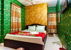 Un dormitorio con cama, cortinas y una planta en maceta.
