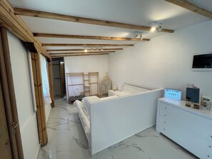 1 slaapkamer, een strijkplank/strijkijzer, gratis wifi, beddengoed