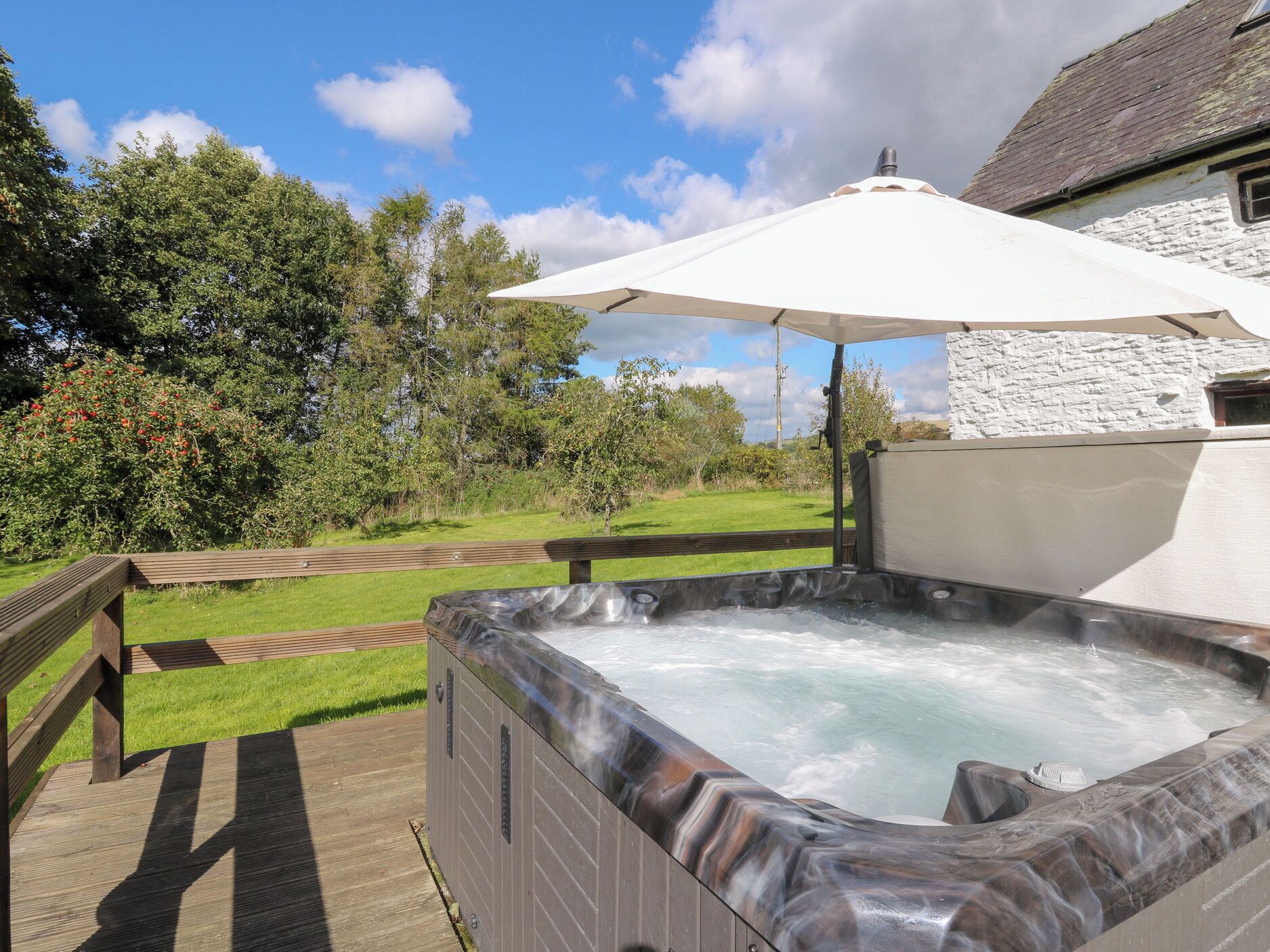 Cottage | Outdoor spa tub