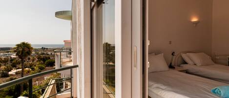 2 室のベッドルーム、アイロン / アイロン台、WiFi (無料)、ベッドシーツ