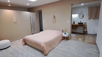 2 slaapkamers, een strijkplank/strijkijzer, reisbedje, beddengoed