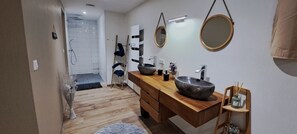 Chuveiro, secador de cabelo, toalhas de banho 