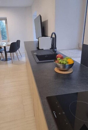 Frigorifero, piano cottura, lavastoviglie, bollitore elettrico