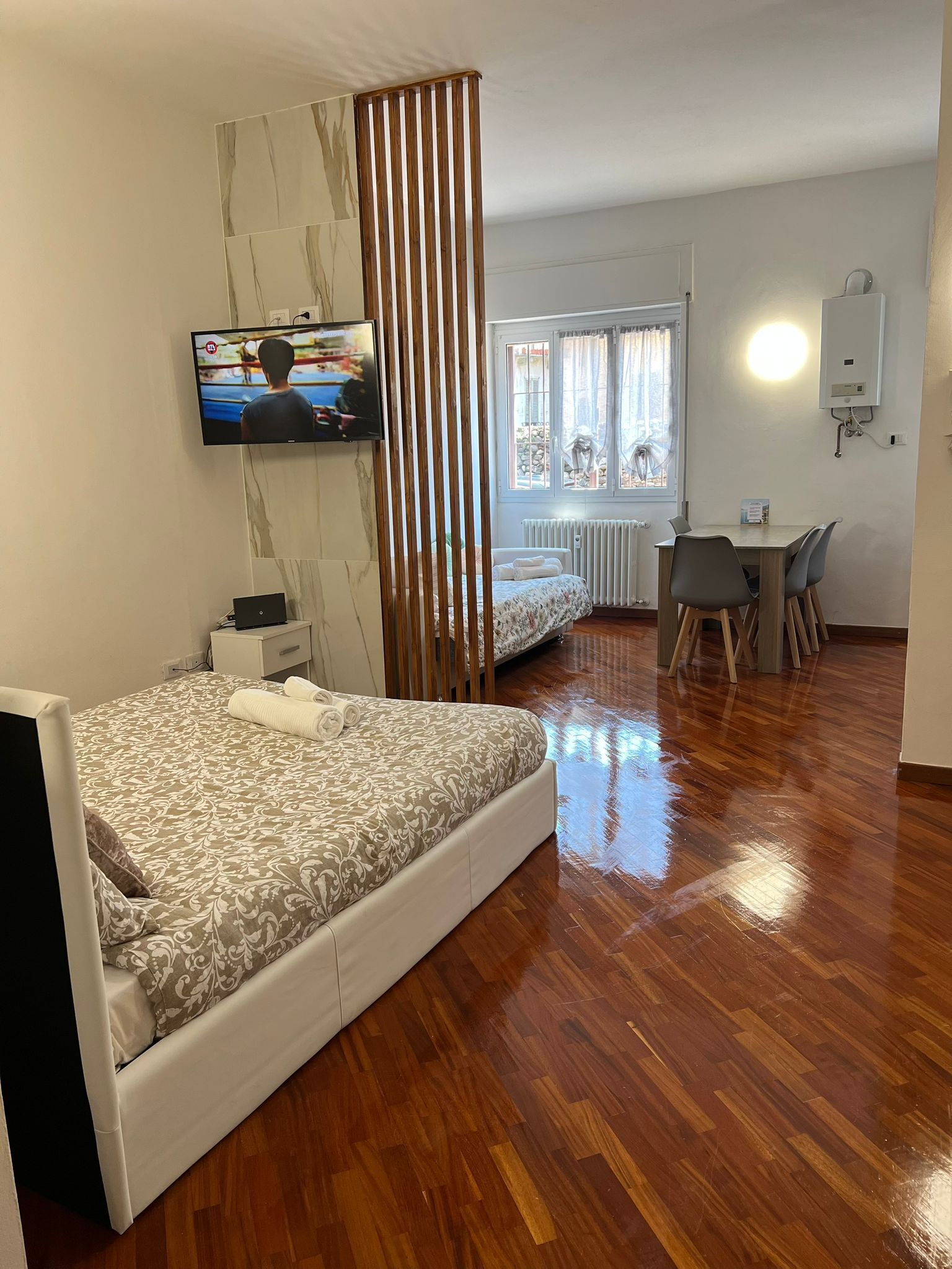 1 dormitorio, tabla de planchar con plancha, wifi y ropa de cama