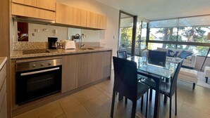 Full-sized fridge, microwave, oven, blender - Hermoso Dpto con vista a Laguna (San Pedro de la Paz)