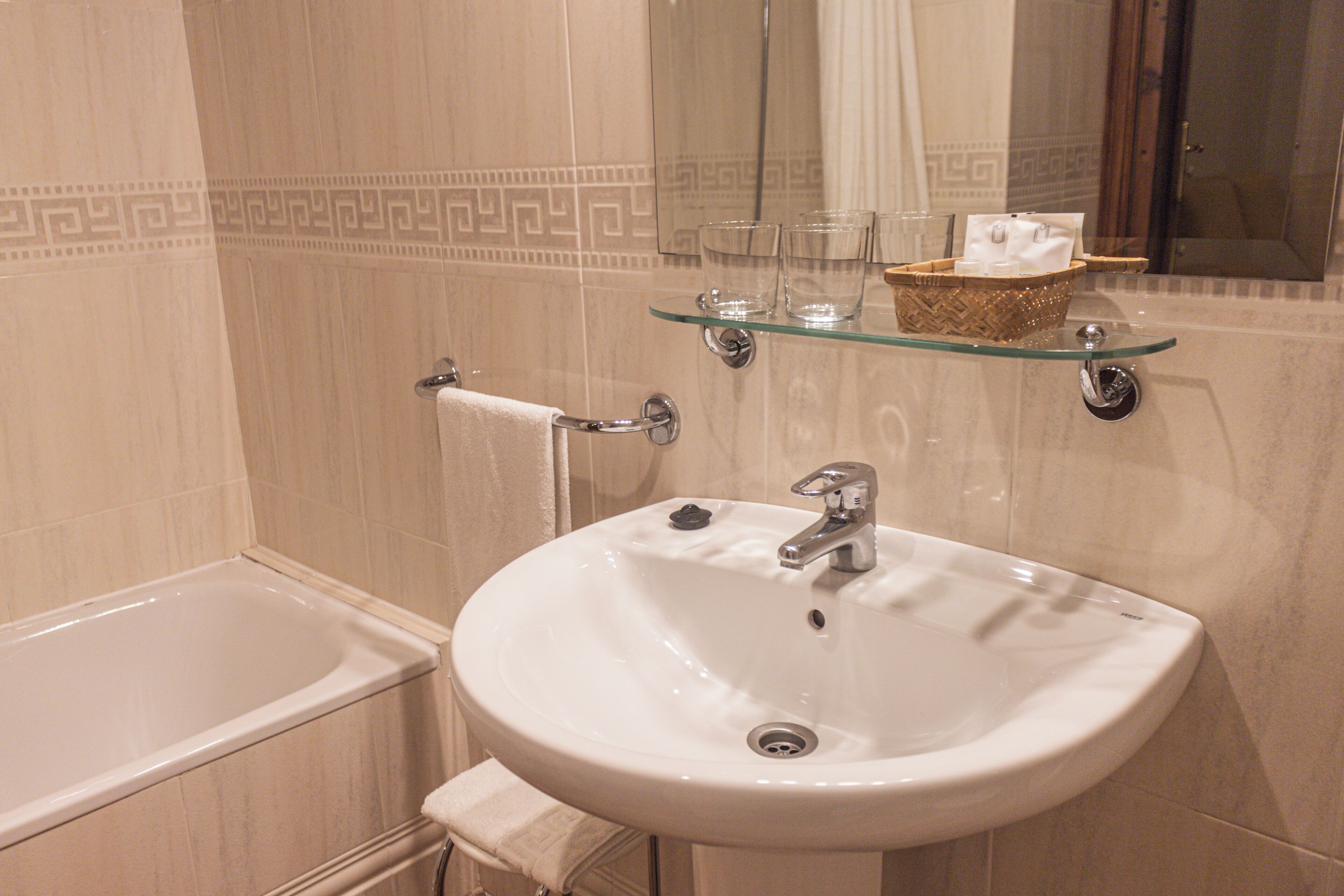 Tweepersoonskamer, 1 queensize bed, en-suite badkamer, uitzicht op gebergte | Badkamer | Een bad/douchecombinatie, een regendouche, gratis toiletartikelen