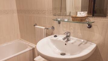 Tweepersoonskamer, 1 queensize bed, en-suite badkamer, uitzicht op gebergte | Badkamer | Een bad/douchecombinatie, een regendouche, gratis toiletartikelen