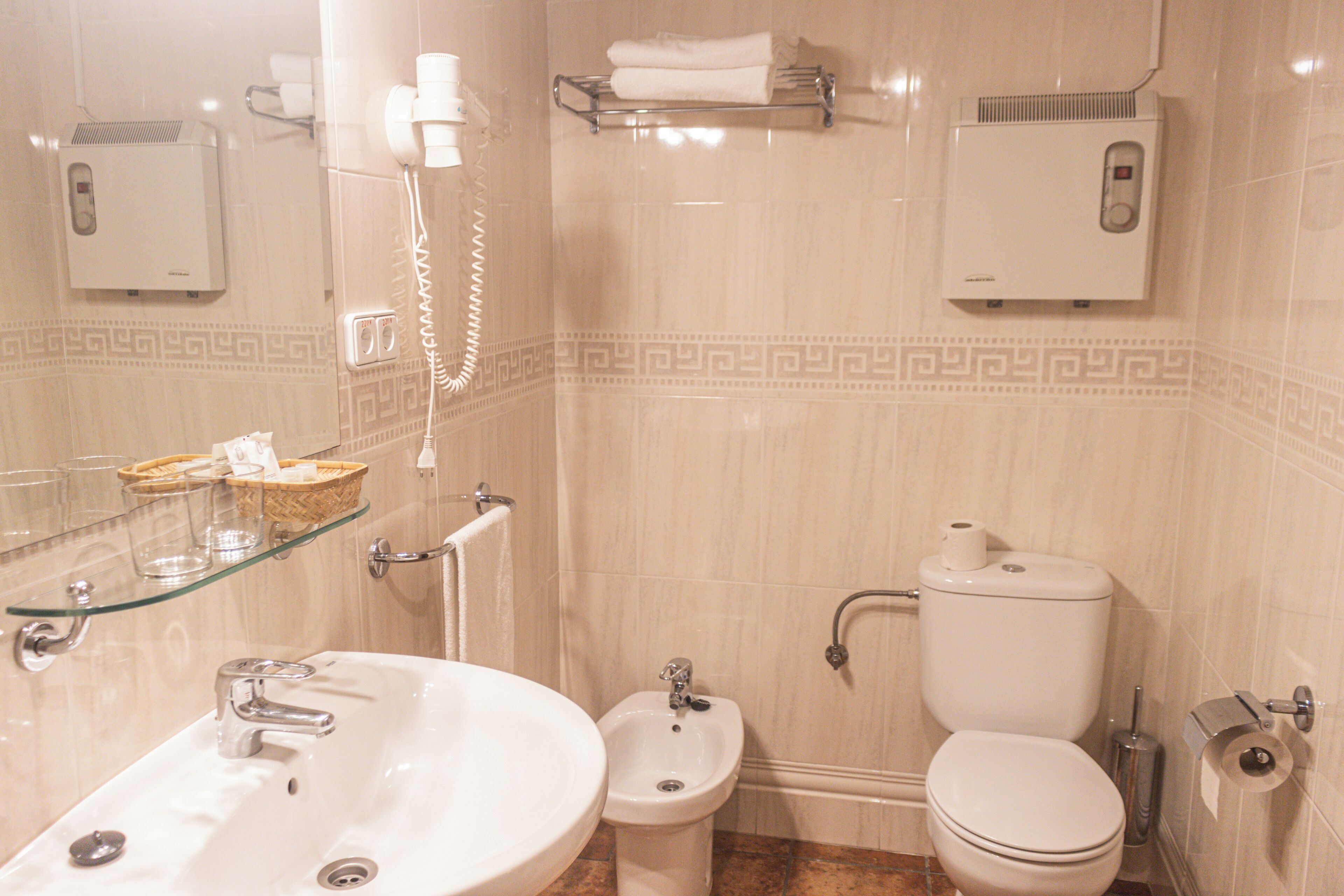 Habitación doble, 1 cama Queen size, baño en la habitación, junto a la montaña | Baño | Tina con regadera, regadera tipo lluvia, amenidades de baño gratuitas 