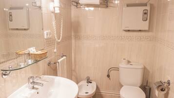 Habitación doble, 1 cama Queen size, baño en la habitación, junto a la montaña | Baño | Tina con regadera, regadera tipo lluvia, amenidades de baño gratuitas