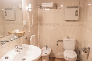 Chambre Double, 1 grand lit, salle de bains attenante, côté montagne | Salle de bain | Ensemble douche/baignoire, douche à « effet pluie »