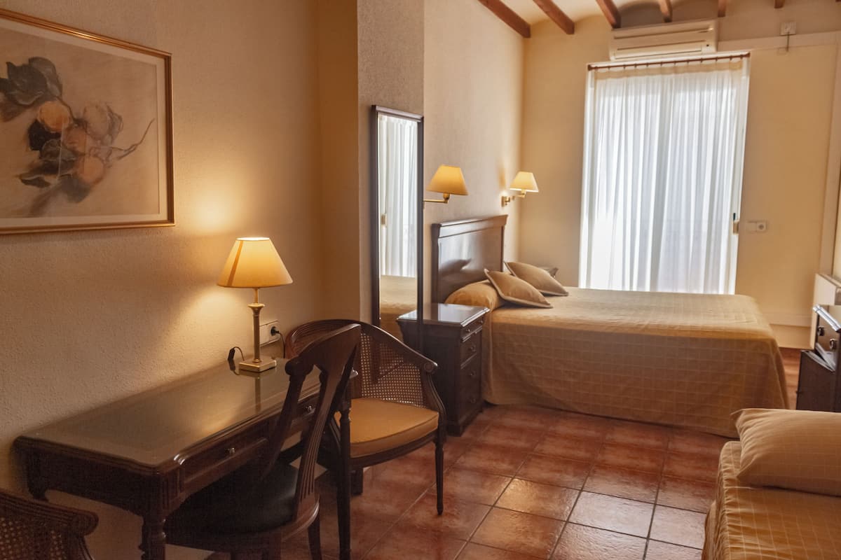 Chambre Double, 1 grand lit, salle de bains attenante, cÎté montagne