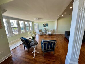 Smart TV, chimenea y libros 