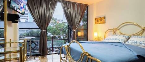 3 室のベッドルーム、セーフティボックス (室内)、デスク、アイロン / アイロン台