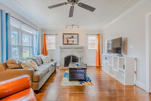 Cozy Craftsman in the Center of Oak Cliff