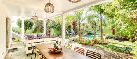 屋外ダイニングエリア