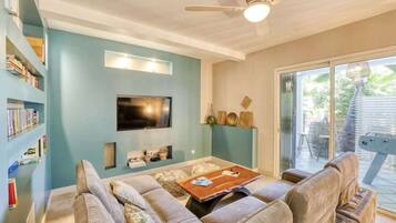 Télévision, jeux vidéo, lecteur de DVD, baby-foot