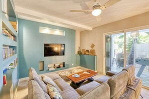 Televisión, videojuegos, reproductor de DVD y futbolito 