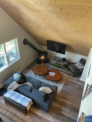 Televisión y chimenea