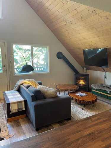 Top Floor Suite on the Knoll with private laundry, hot tub, and pet-friendly!
