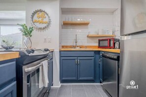 Refrigerador, microondas, horno y parrilla de estufa