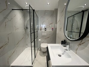 Douche, sèche-cheveux, serviettes fournies, papier toilette