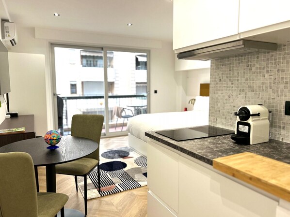 Een strijkplank/strijkijzer, gratis wifi, beddengoed