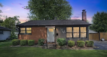 Comforting Retreat Near Woodfield Mall by RedAwning