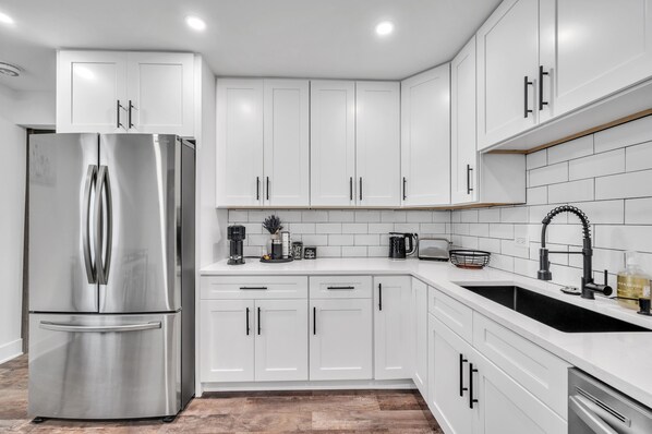 Refrigerador, microondas, lavavajillas y cafetera y tetera 