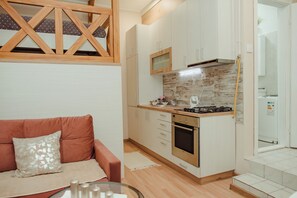 Réfrigérateur, four, cafetière/bouilloire, bouilloire électrique