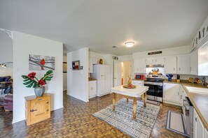 Fridge, microwave, stovetop, dishwasher - McQueeney Home w/ Grill ~ 10 Mi to New Braunfels (McQueeney)