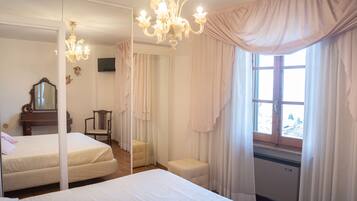 Economy-Zimmer | Individuell dekoriert, individuell eingerichtet, Schreibtisch