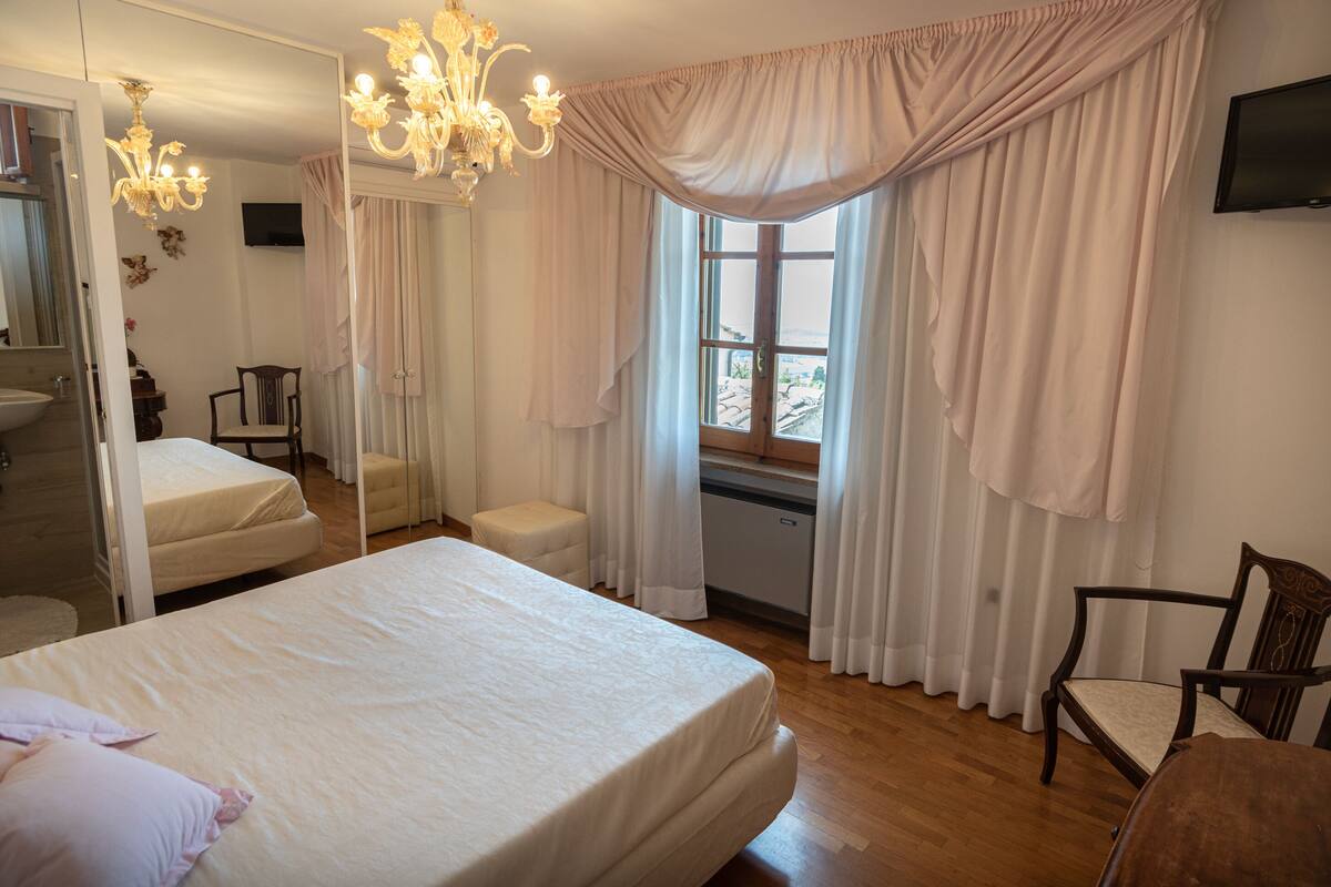 Economy Room | Desk, WiFi (free), individually decorated, individually furnished