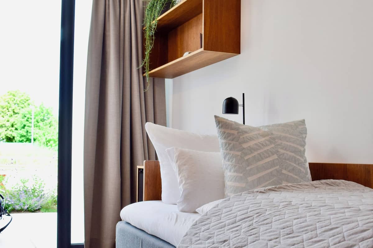 Comfort-Einzelzimmer | Kostenlose Minibar, Zimmersafe, individuell dekoriert