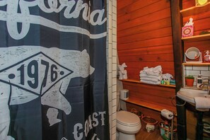 Basic Cabin | Bathroom - Bill Big Bear Bunkhouse (Big Bear City)
