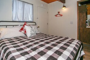 ベーシック キャビン | 2 室のベッドルーム、WiFi (無料)