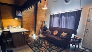 Basic Cabin | Living area - Bill Big Bear Bunkhouse (Big Bear City)