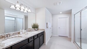 Villa, Mehrere Betten, Poolzugang, Poolblick (2317LC WIR) | Badezimmer | Designer-Toilettenartikel, Handtücher, Toilettenpapier