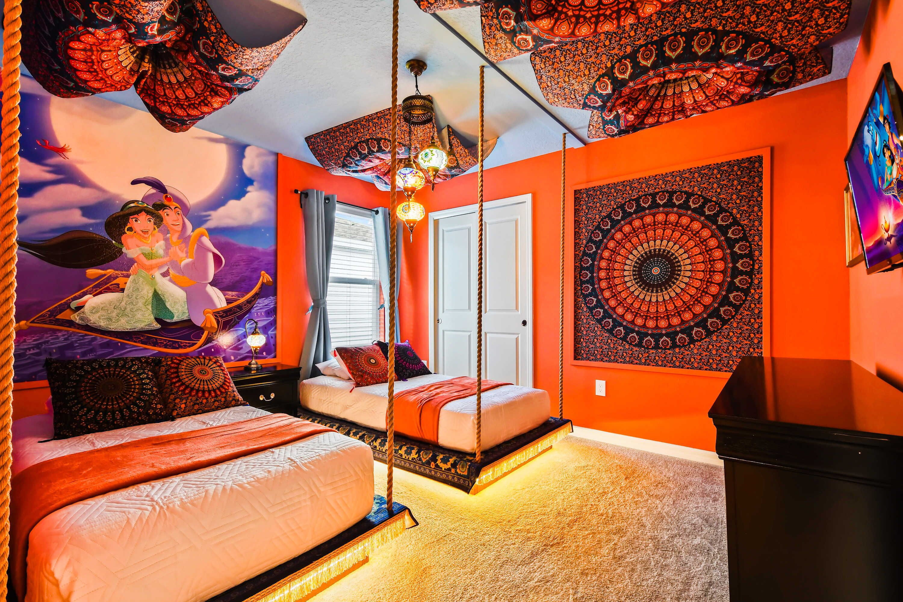 Un dormitorio con una cama grande, una hamaca colgante, un tapiz y un mural en la pared.