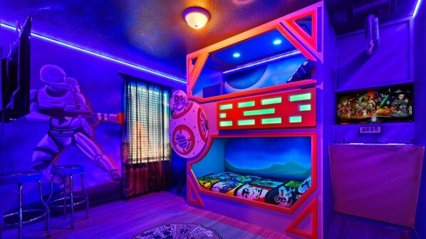 Maison, Plusieurs lits, accès à la piscine, vue sur la piscine (2216LC WIR) | 7 chambres, décor unique, ameublement unique, literie fournie