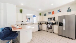 Talo, useita sänkyjä, pääsy uima-altaalle, näköala uima-altaalle (2632DV WH) | Yksityinen keittiö | Kahvin-/teenkeitin