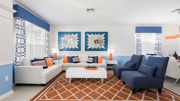 House, Multiple Beds, Pool Access, Pool View (2632DV WH) | Living area