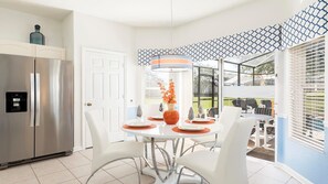 Talo, useita sänkyjä, pääsy uima-altaalle, näköala uima-altaalle (2632DV WH) | Ruokailu