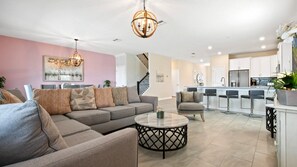 Living area - Resort Access Perfect 4 Families Near Theme Parks (Davenport)