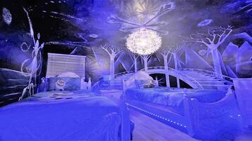 House, Multiple Beds, Pool Access, Pool View (2712ML WH) | 6 bedrooms, individually decorated, individually furnished, bed sheets