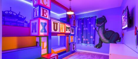 House, Multiple Beds, Pool Access (2022FMP Solara_01) | Interior